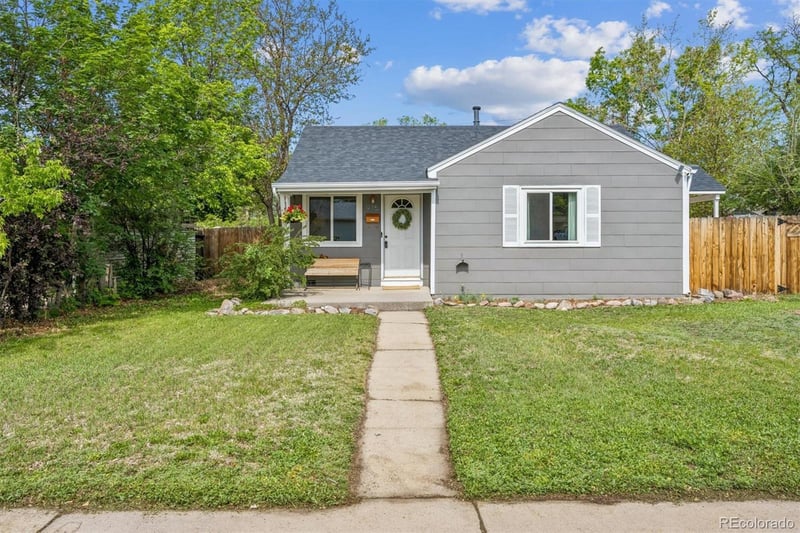 915 Newark St, Aurora, CO 80010