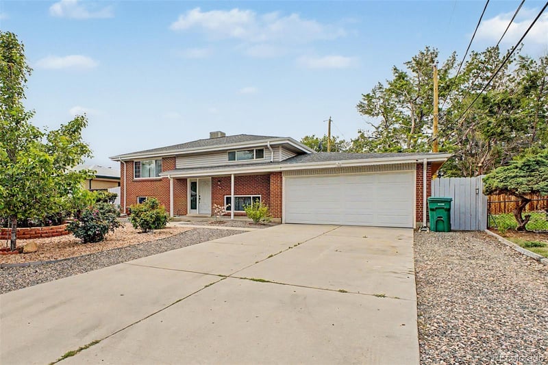 933 Newcombe St, Lakewood, CO 80215