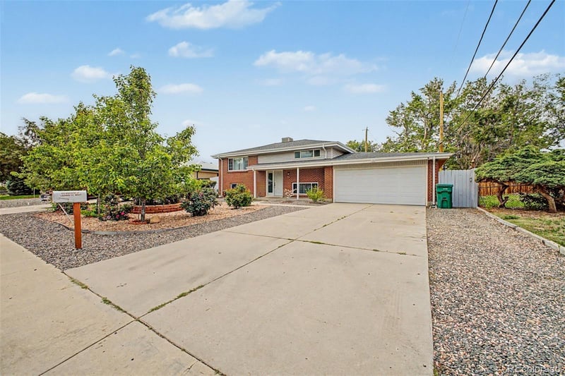 933 Newcombe St, Lakewood, CO 80215