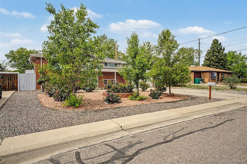 933 Newcombe St, Lakewood, CO 80215