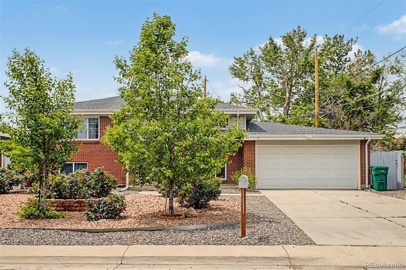 933 Newcombe St, Lakewood, CO 80215