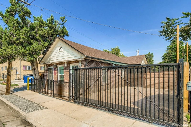 9541 16th Ave, Aurora, CO 80010