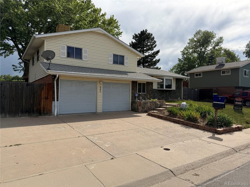9984 Maryland Dr, Lakewood, CO 80232