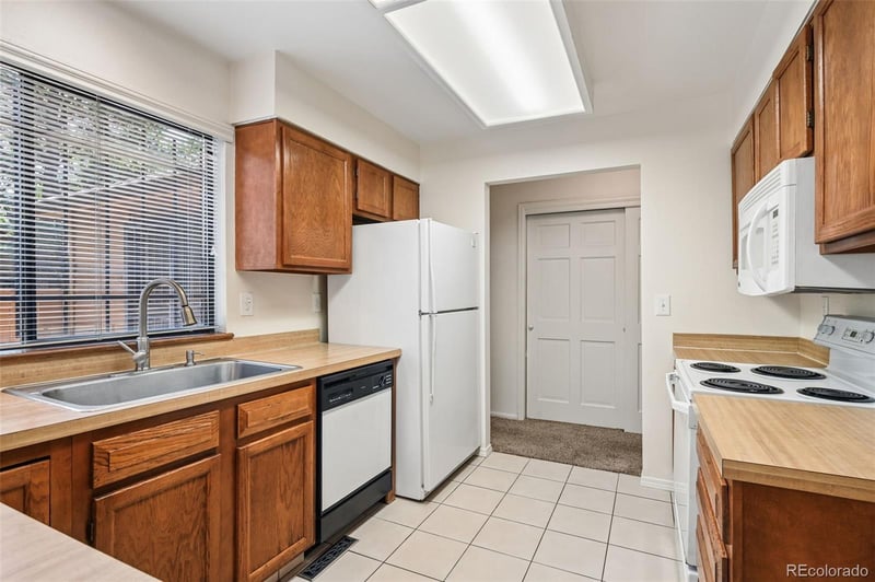 82 S Eagle Cir, Aurora, CO 80012