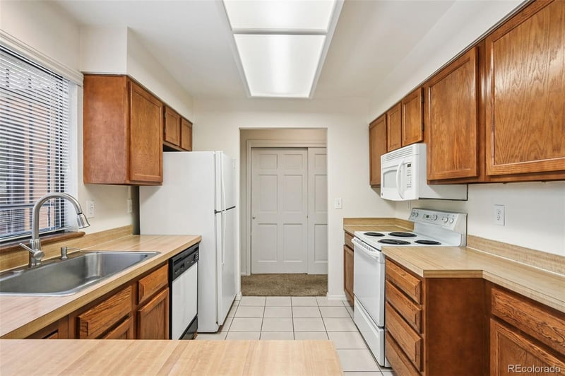 82 S Eagle Cir, Aurora, CO 80012