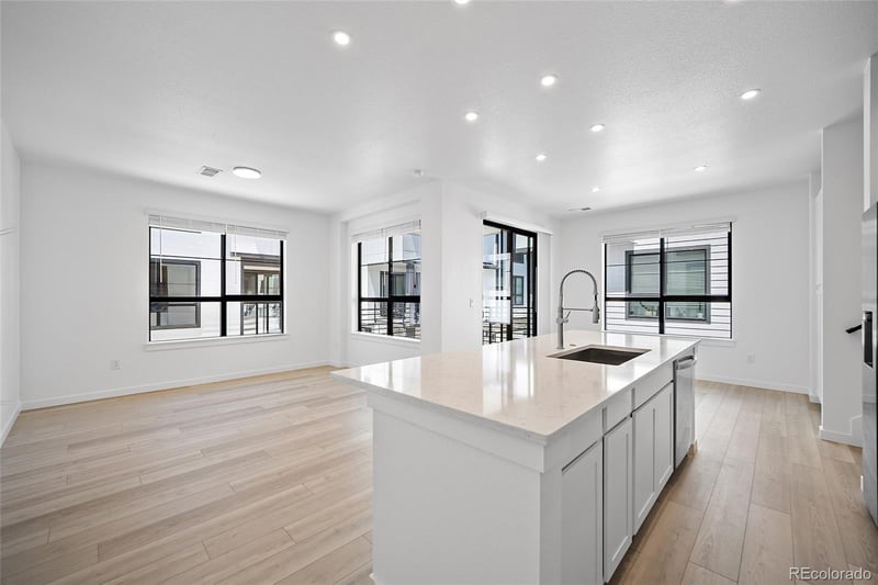 2060 S Holly St #1, Denver, CO 80222
