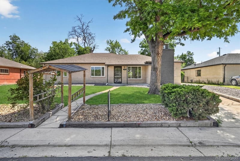 900 Quentin St, Aurora, CO 80011