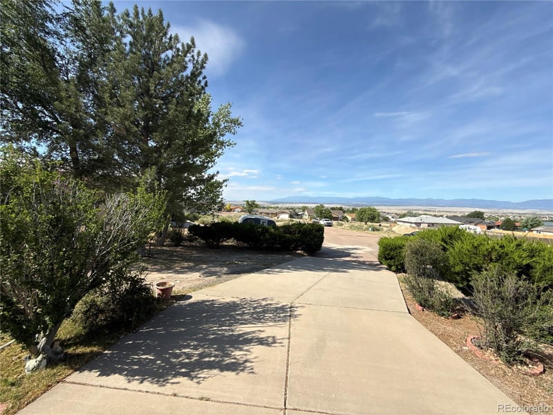 910 Elgin Ct, Pueblo, CO 81007