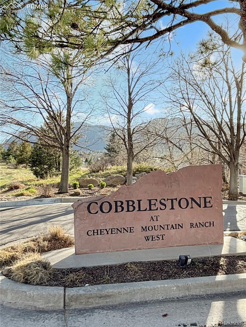422 Cobblestone Dr, Colorado Springs, CO 80906