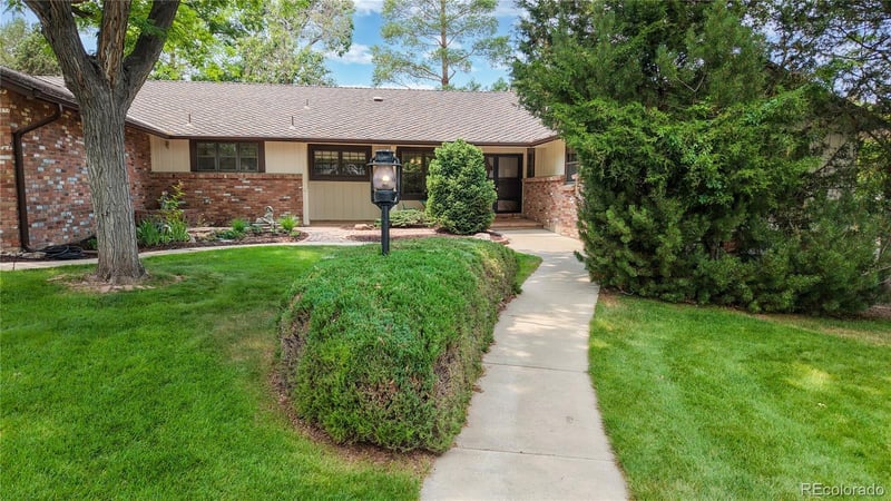 11 Robincrest Ln, Littleton, CO 80123