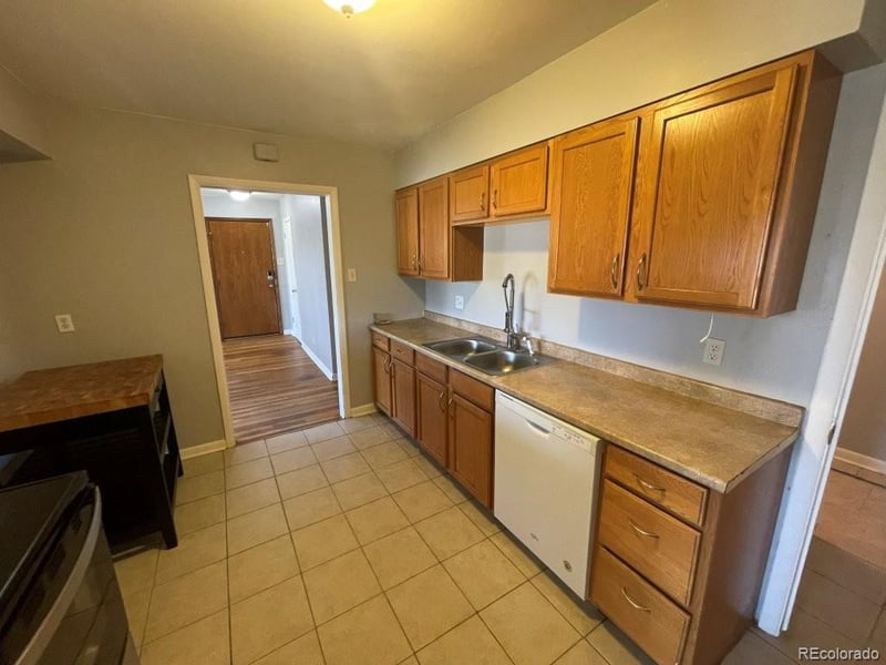 2220 Ironton St, Aurora, CO 80014
