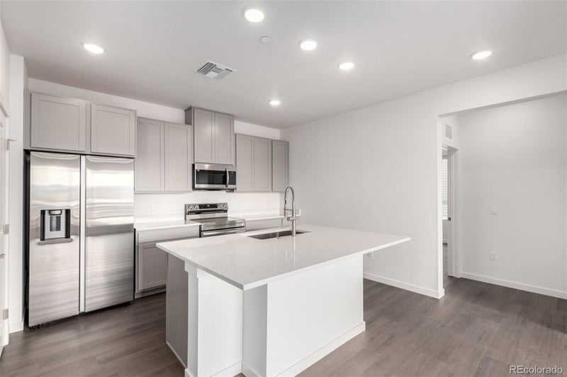 6153 Ceylon St #202, Aurora, CO 80019