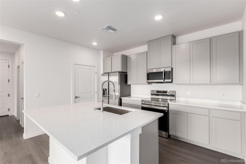 6153 Ceylon St #202, Aurora, CO 80019