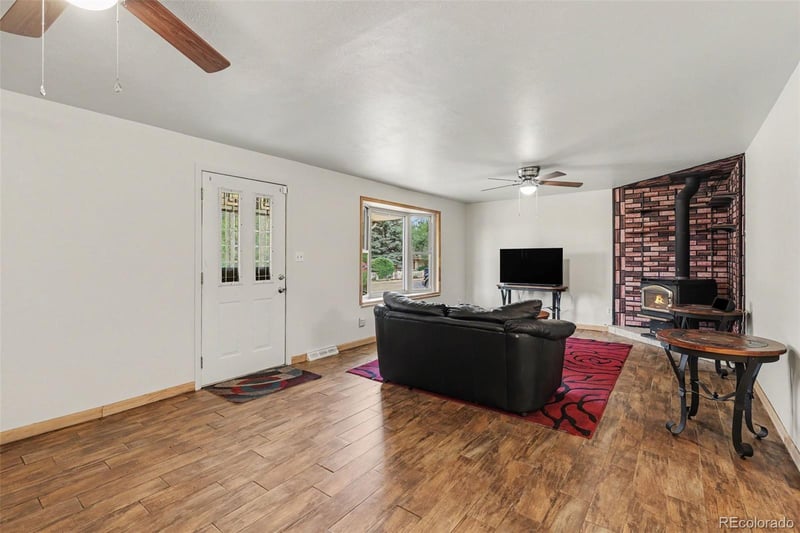 933 Nelson St, Lakewood, CO 80215