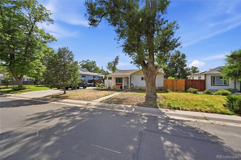 2309 Newark St, Aurora, CO 80010
