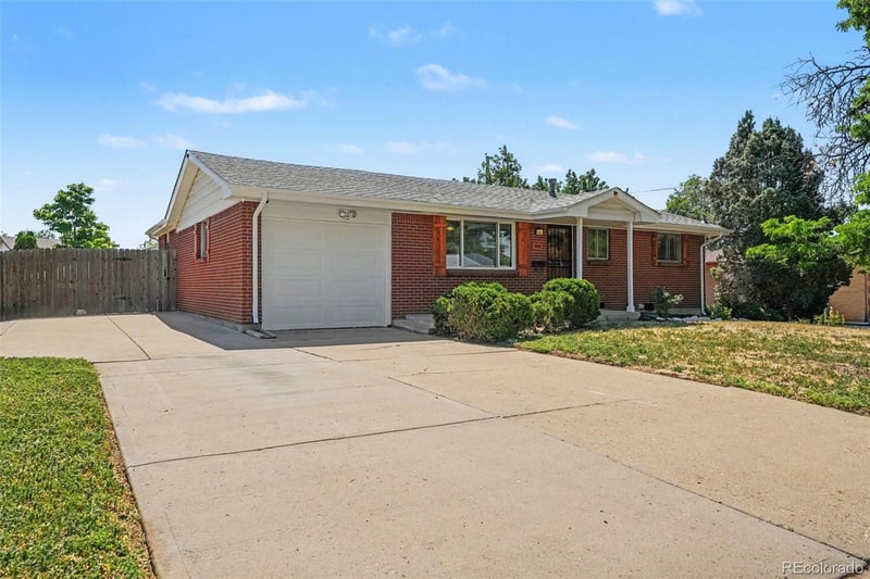 400 Leo Ln, Denver, CO 80260