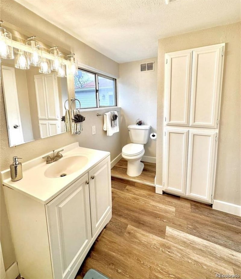 822 Geneva St, Aurora, CO 80010