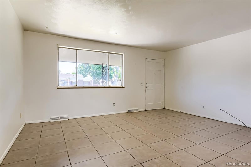 392 S Peoria Cir, Aurora, CO 80012