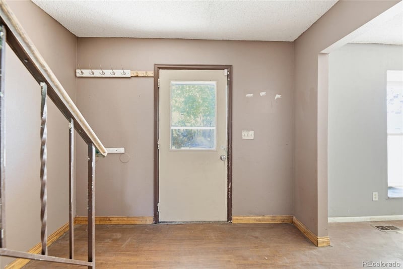 1404 Vaughn Cir, Aurora, CO 80012