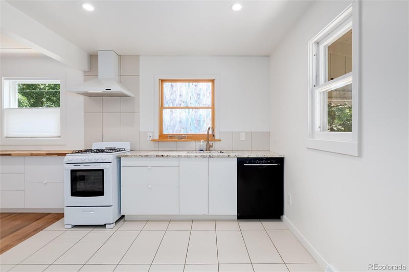 4477 Acoma St, Englewood, CO 80110