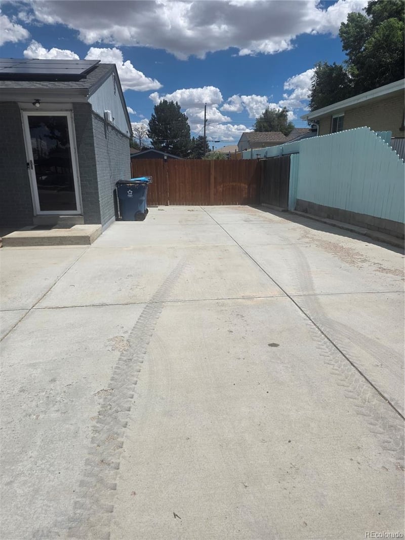 6196 Oneida St, Commerce City, CO 80022