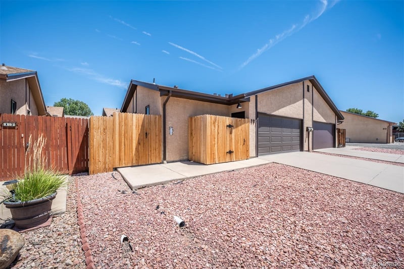 19 Pineridge Ct, Pueblo, CO 81001