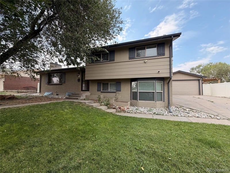 945 Dearborn St, Aurora, CO 80011