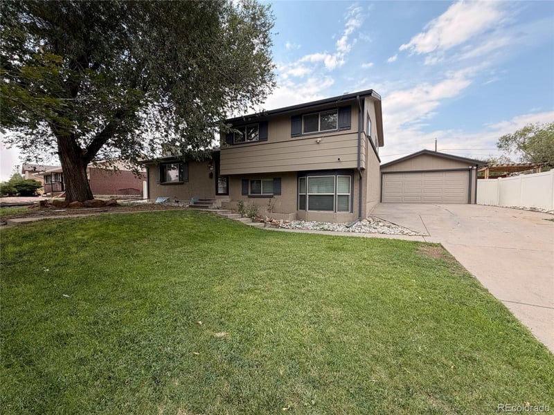 945 Dearborn St, Aurora, CO 80011