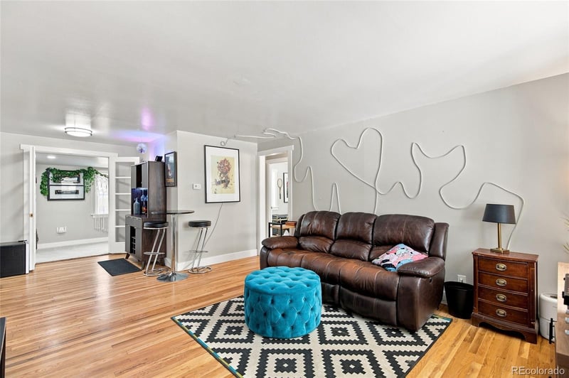 812 Geneva St, Aurora, CO 80010