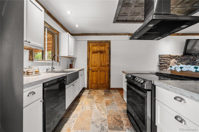 11 Macnaughton Rd, Pueblo, CO 81001