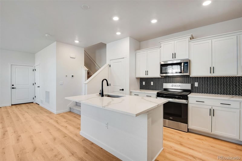 22614 6th Pl, Aurora, CO 80018