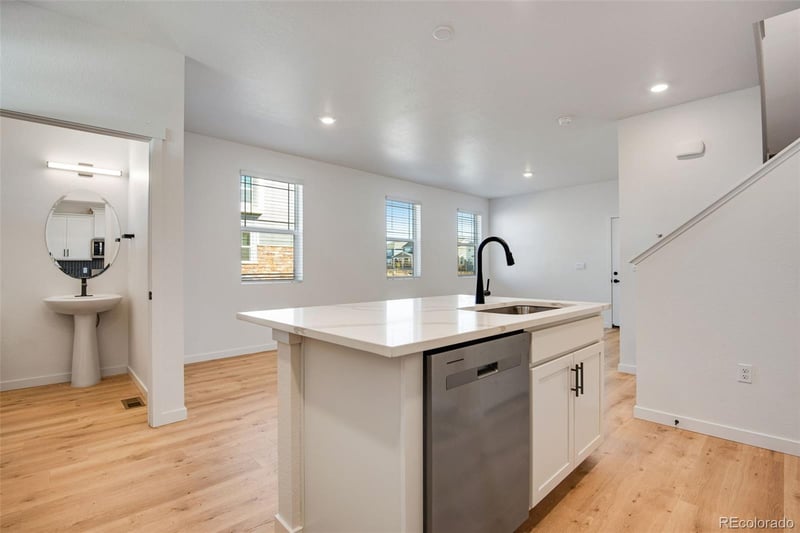 22614 6th Pl, Aurora, CO 80018