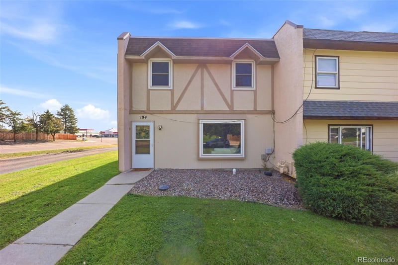 194 Gamble Ln, Pueblo, CO 81001