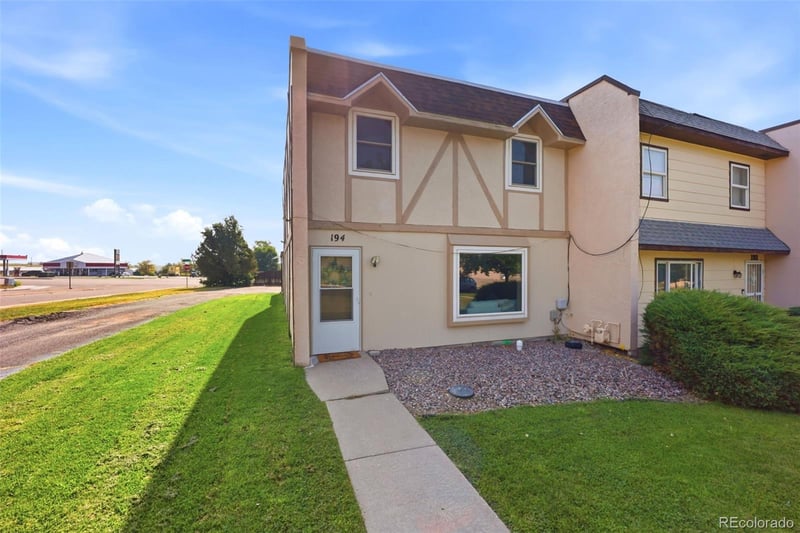 194 Gamble Ln, Pueblo, CO 81001