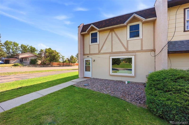 194 Gamble Ln, Pueblo, CO 81001