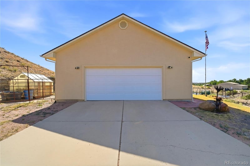 570 Valley Dr, Penrose, CO 81240