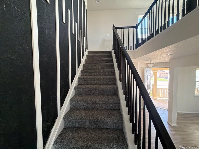951 N Vandriver Way, Aurora, CO 80018