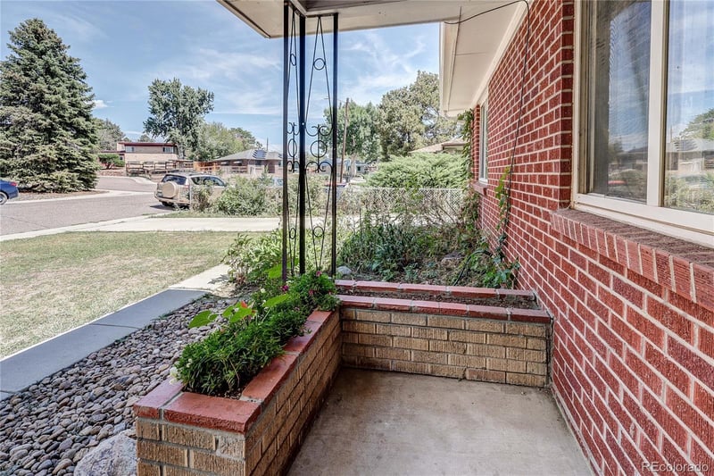 5550 Holland Dr, Arvada, CO 80002