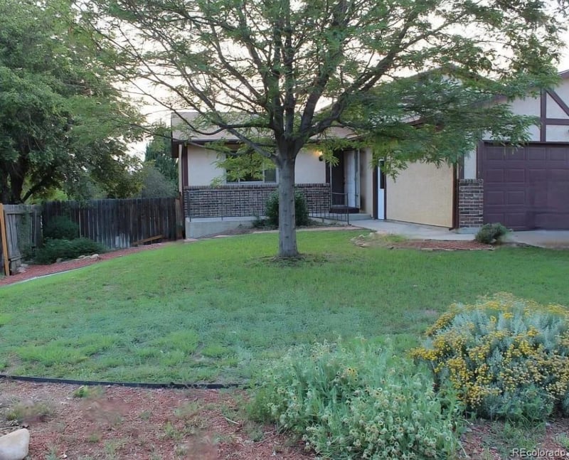 2 Bitterweed Ct, Pueblo, CO 81001