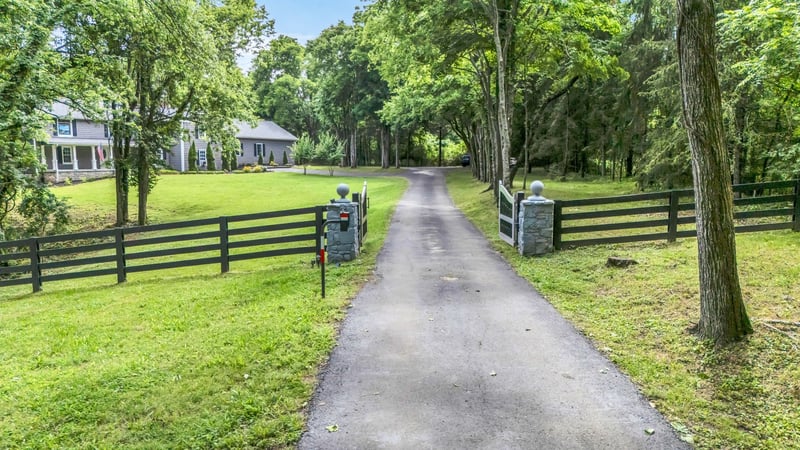 557 Forest Retreat Rd, Hendersonville, TN 37075