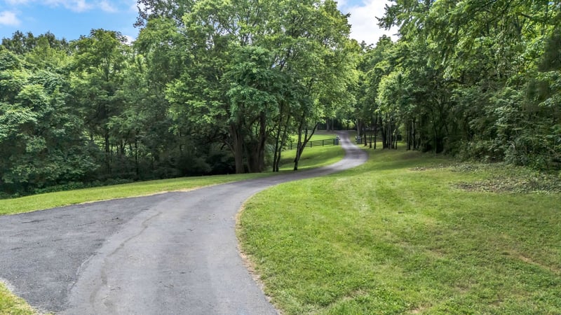 557 Forest Retreat Rd, Hendersonville, TN 37075