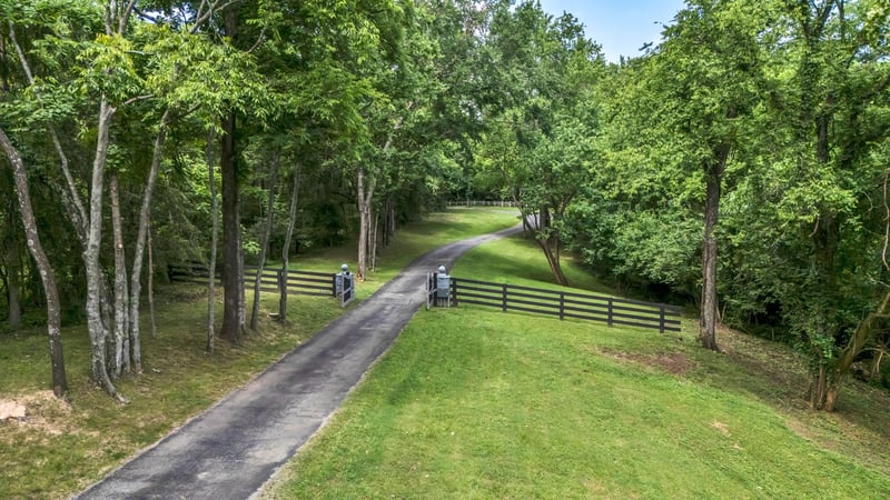 557 Forest Retreat Rd, Hendersonville, TN 37075