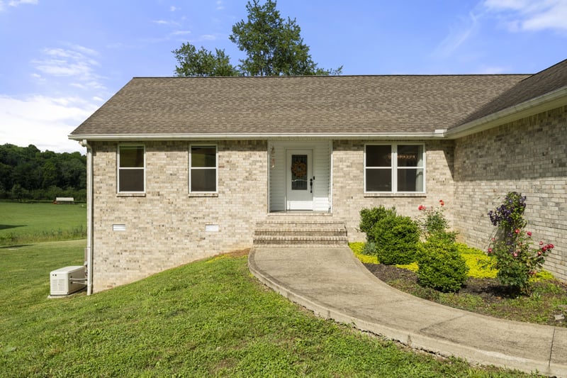 130 Gordon Dr, Gordonsville, TN 38563