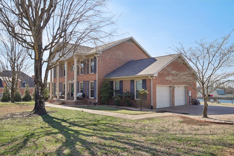 521 General Kershaw Dr, Old Hickory, TN 37138