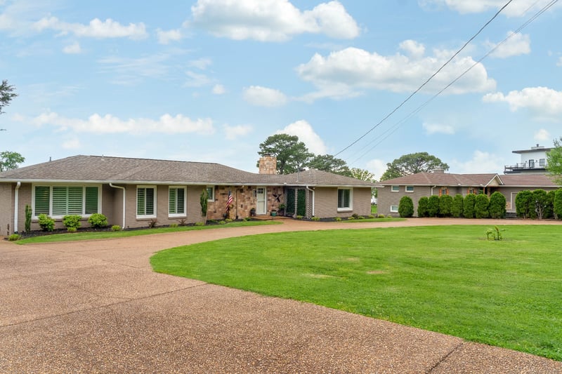 210 Sterling Rd, Hendersonville, TN 37075