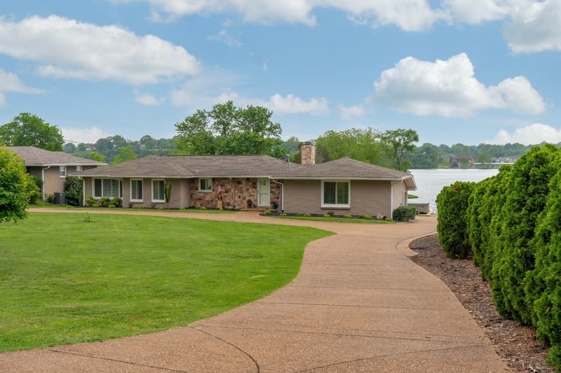 210 Sterling Rd, Hendersonville, TN 37075