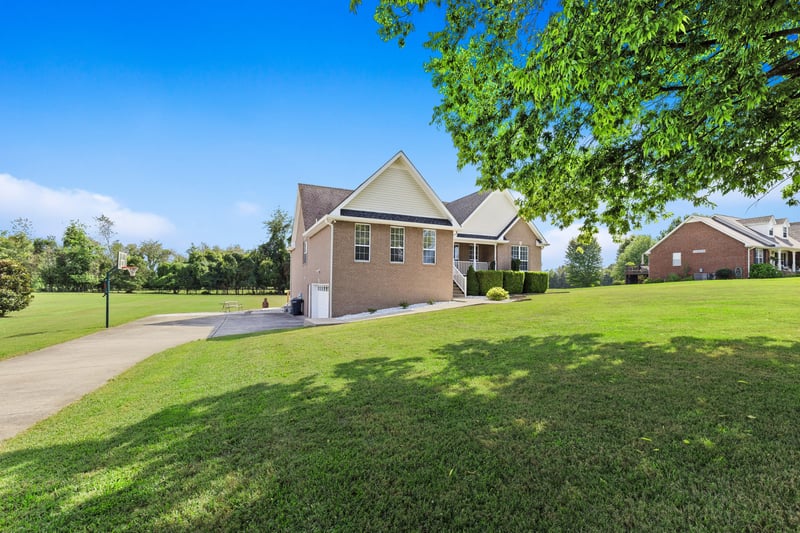 1014 Somerville Dr, Cottontown, TN 37048