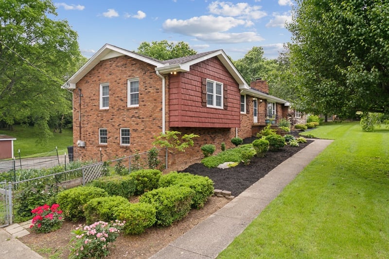 2049 Graceland Dr, Goodlettsville, TN 37072