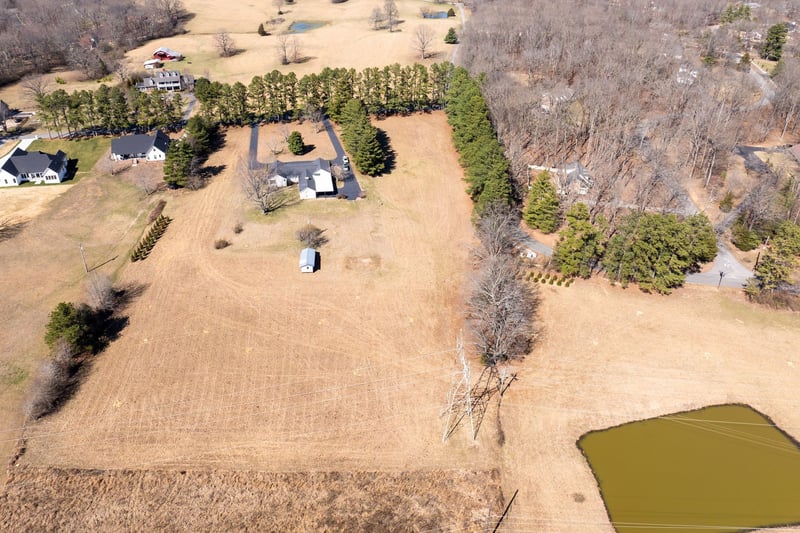 4 Old Pond Ln, Dickson, TN 37055