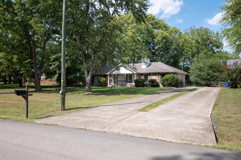 1061 Lakeland Dr, Gallatin, TN 37066